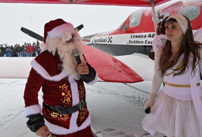Bescherung auf dem Flugplatz in Jahnsdorf - Bei der Santa-Claus-Aktion auf dem Flugplatz in Jahnsdorf - im Bild links Lilly Arnold als Engel verkleidet. Foto: Ralf Wendland