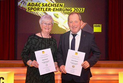 Besondere Ehrungen für Mitglieder des 1. Auer MSC - Helga Pommer und ihr Mann Rainer. Foto: Thorsten Horn