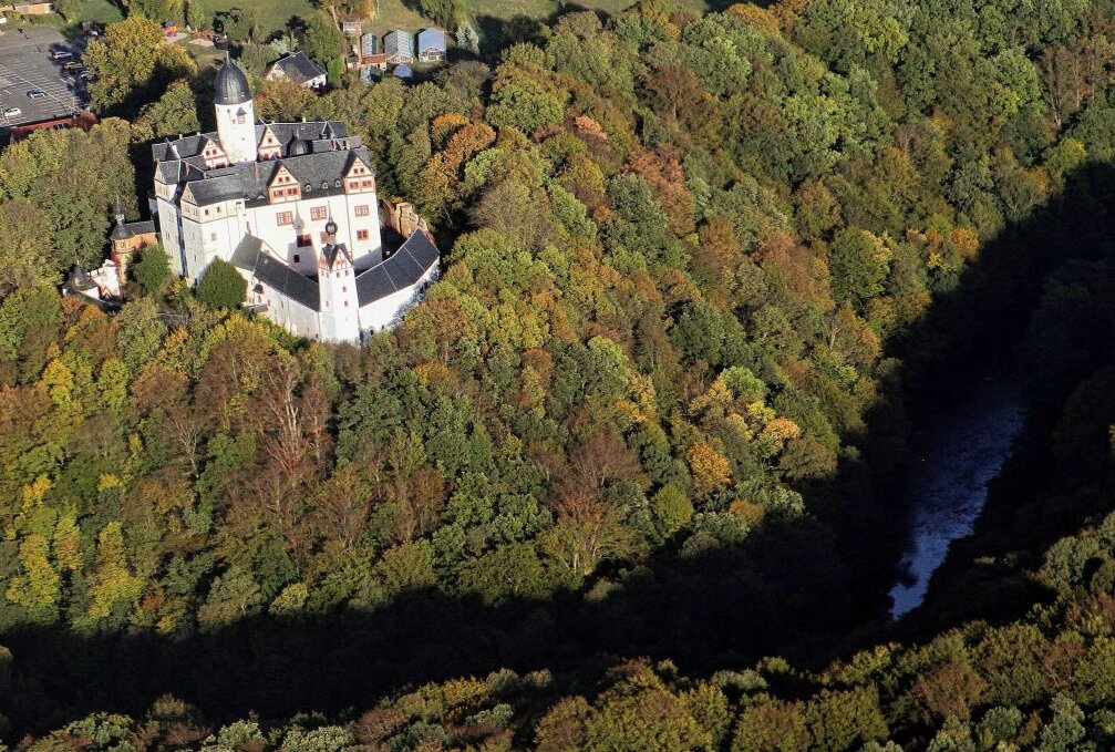 Besondere Führung auf der Rochsburg geplant - Der Rochsburg aufs Dach geschaut und dabei gut erkennbar der Bergfried, der Pulverturm und das Rapunzeltürmchen. Foto: A. Funke/Archiv