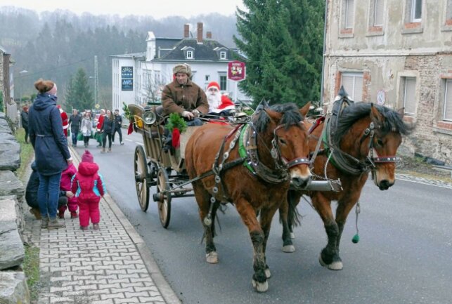 Überall warteten die Kinder am Straßenrand auf die Kutsche mit dem Weihnachtsmann. Foto: Andreas Bauer