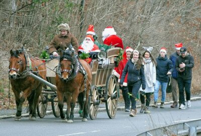 Besondere Tour macht Kinder in Grünhainichen glücklich - Vertreter des Ortschaftsrates, des Heimatvereins und des Jugendclubs liefen hinterher, um gemeinsam mit dem Weihnachtsmann Geschenke zu verteilen. Foto: Andreas Bauer