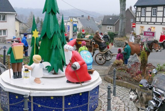 Vorbei ging es auch am Spieldosenplatz, wo eigentlich am ersten Adventswochenende ein großes Fest gefeiert wird. Foto: Andreas Bauer