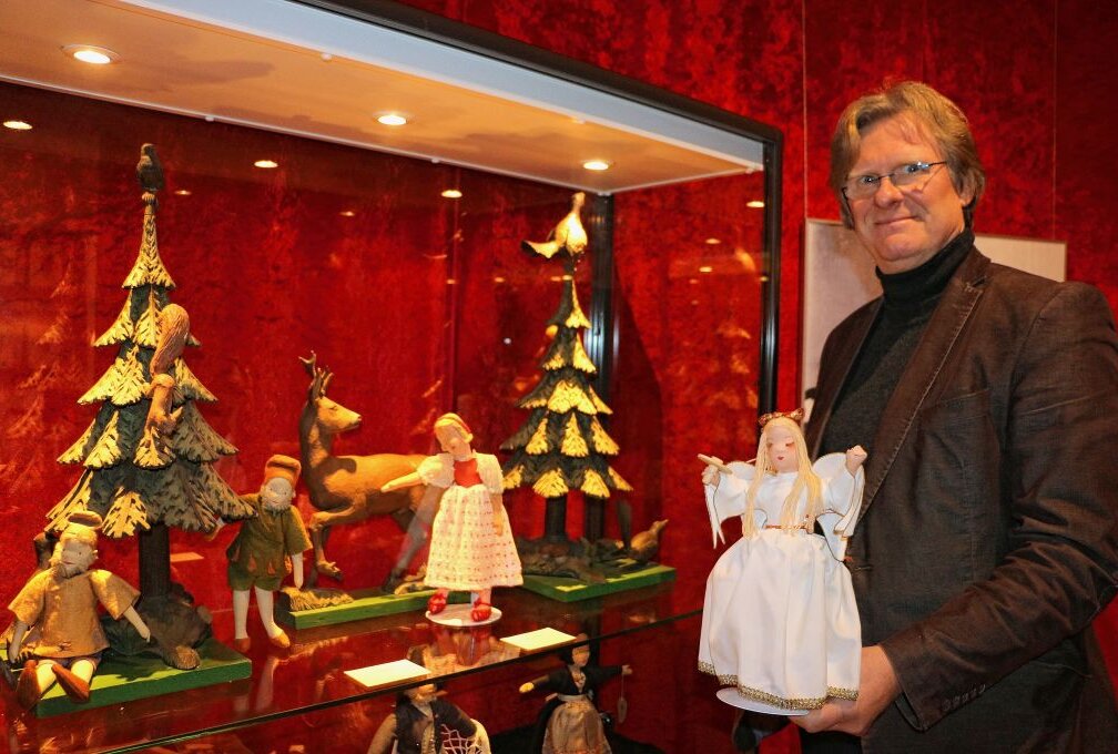 Besondere Weihnachtsausstellung im Unteren Schloss Greiz - Märchenszenen mit Puppen von Brunhilde Einenkel zeigt Museumsdirektor Rainer Koch. Foto: Simone Zeh