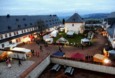 Besonderer Kunsthandwerkermarkt auf Schloss Augustusburg lädt ein - Kunsthandwerkermarkt auf Schloss Augustusburg. Foto: Maik Bohn