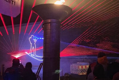 Besonderes Ereignis für Sachsens Nachwuchswintersportler im Vogtland - Zur Eröffnung der Landesjugendspiele hat es im Waldpark Grünheide eine Lasershow gegeben. Foto: Ramona Schwabe