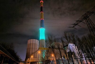 Besonderes Zeichen: Darum leuchtete die Esse am Samstagabend in Grün - Die Esse des Heizkraftwerkes von Eins Energie leuchtete grün. Foto: Harry Härtel