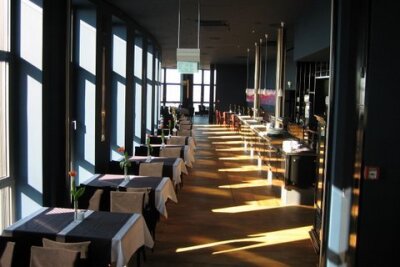 Besonders Panorama-Essen über den Dächern von Leipzig - Im Panorama Restaurant kann man in 142 Metern mit Blick über Leipzig dinieren. Im Bild: Kapstadtraum
