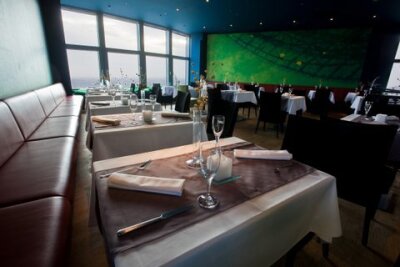 Besonders Panorama-Essen über den Dächern von Leipzig - Im Panorama Restaurant kann man in 142 Metern mit Blick über Leipzig dinieren. Im Bild: Tokioraum.