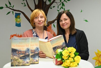 Bestsellerautorin Kati Naumann zu Gast in Kirchberg - Bibliothekarin Mandy Ehnert (li.) konnte die Bestsellerautorin Kati Naumann (re.) zu einer Lesung begrüßen. Foto: Ramona Schwabe