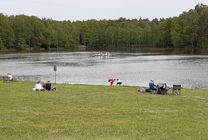 Besucher genießen Freisitz und Außengastronomie am Thümmlitzsee - Am Thümmlitzsee del langersehnten Freieitz geniessen. Foto: Anke Brod
