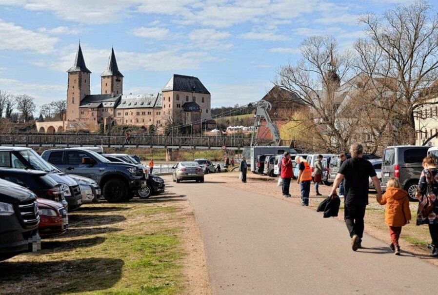 Besucher nutzen traumhaftes Wetter für den Kunsthandwerkermarkt - Der Parkplatz vor dem Schloss Rochlitz war gut gefüllt. Foto: Andrea Funke