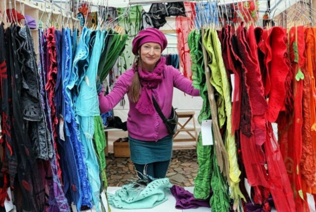 Besucher nutzen traumhaftes Wetter für den Kunsthandwerkermarkt - Bettina Kübler auf dem Kunsthandwerkermarkt. Foto: Andrea Funke