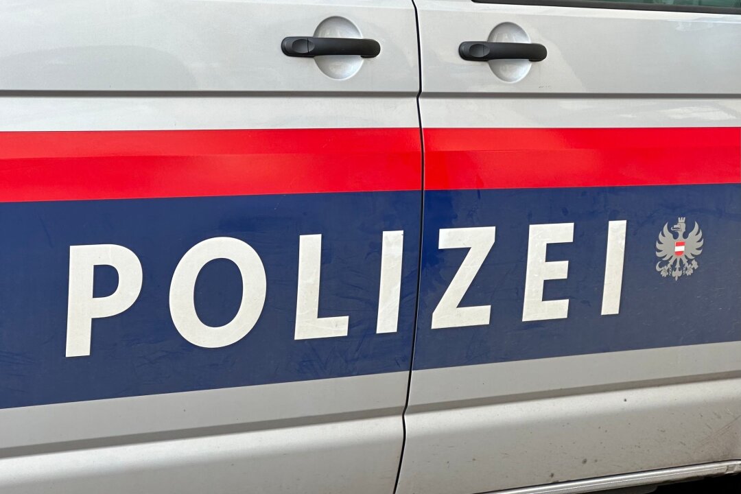 Betagter Autofahrer überfährt Ehefrau: 84-Jährige tot - Der Schriftzug "Polizei" auf einem Einsatzfahrzeug in Österreich (Symbolbild).