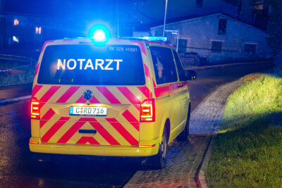 Betrunkene Fahrerin schläft nach Unfall bei Schwarzenberg im Auto ein - Feuerwehr befreit schlafende Fahrerin aus dem Auto.