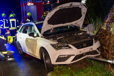 Betrunkene Fahrerin schläft nach Unfall bei Schwarzenberg im Auto ein - Feuerwehr befreit schlafende Fahrerin aus dem Auto.