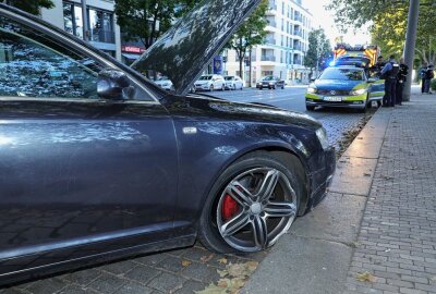 Betrunkener Fahrer baut mehrere Unfälle in Dresdener Innenstadt - Die Fahrt endete schließlich an einer Bordsteinkante. Foto: Roland Halkasch