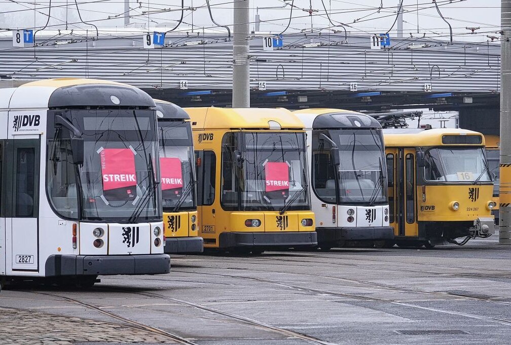 Bevölkerung zu Fuß: Nahverkehr in Dresden lahmgelegt - Nahverkehr in Dresden lahmgelegt. Foto: Roland Halkasch