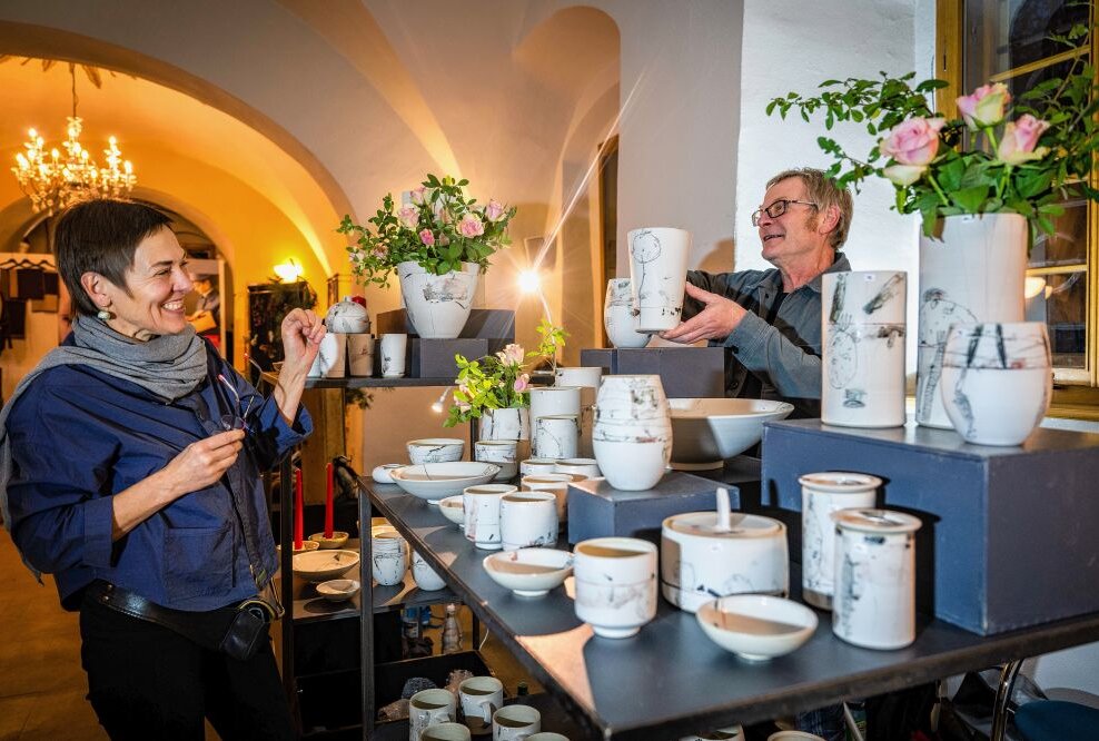 Bewerbungen für Werkkunstmarkt sind gestartet - Teilnehmer des Werkkunstmarktes im vorigen Jahr im Wasserschloss Klaffenbach. Foto: Kristin Schmidt