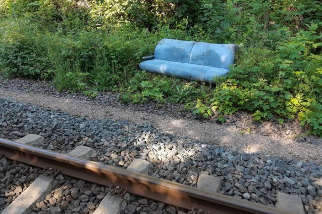 Sofa, mit denen Unbekannte ein Hindernis auf der Bahnstrecke zwischen Falkenstein und Zwickau bereiteten.