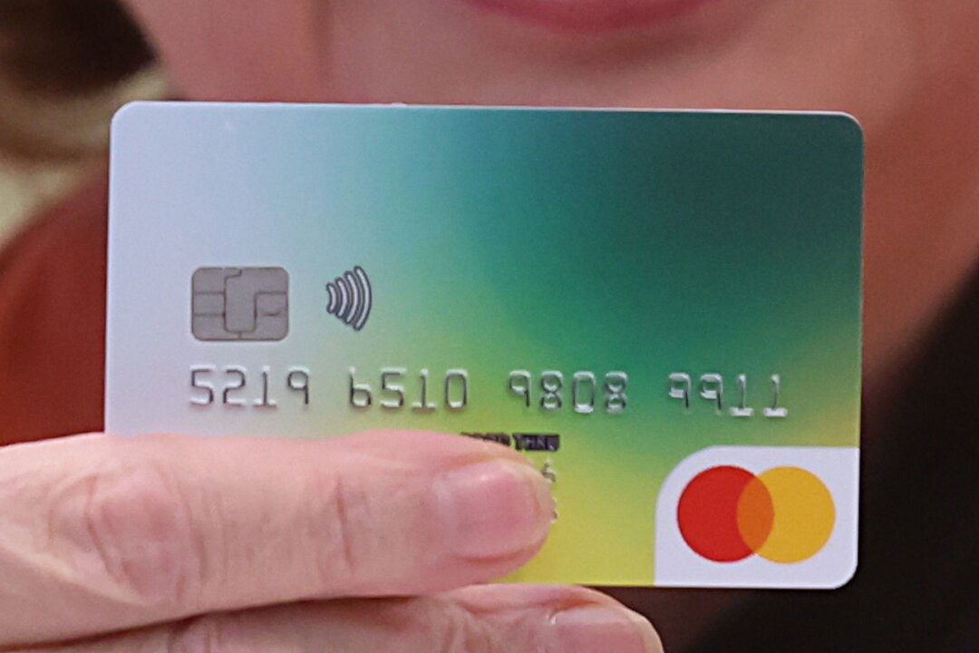 Bezahlkarte für Geflüchtete kommt ab 1. April - Eine Bezahlkarte wird bei einer Pressekonferenz gezeigt.