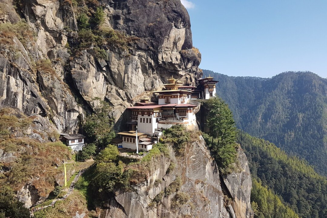 Bhutan: Kein Krankenversicherungsnachweis mehr nötig - Blick auf das buddhistische Tigernest-Kloster in Bhutan: Touristen müssen nun keine Auslandsreise-Krankenversicherung nachweisen, um ins Land reisen zu können.