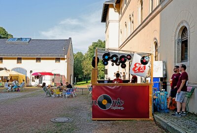 Biberkunst, Erotikvideos, Staub, Musik und vieles mehr - Im Palaishof gibt es Stände mit Speisen und Getränken. Foto: Markus Pfeifer