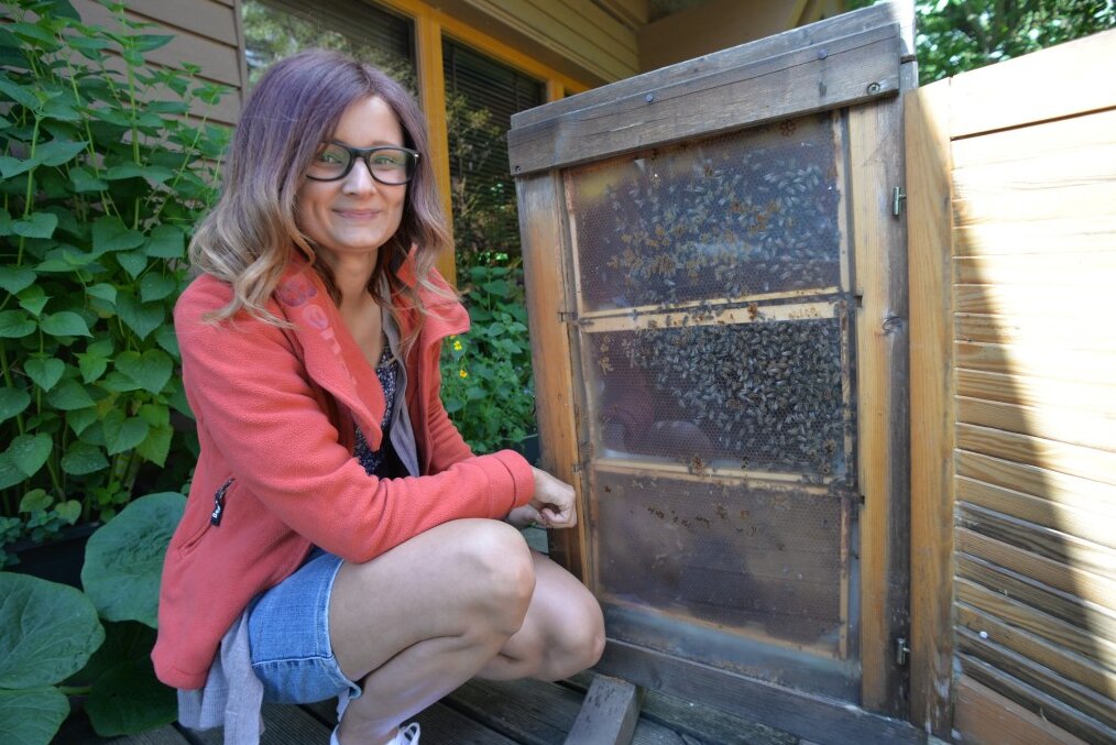 Johanna Stampfer zeigt ein paar fleißige Bienen im Immenhof Euba. Die Hobbimkerei wird von Heike Janthur und Familie betrieben. Foto: Steffi Hofmann/Archiv
