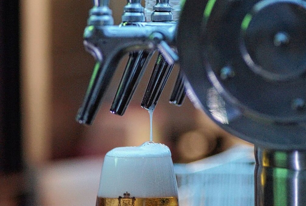 Bier-Notstand in Englands Pubs - Seit dem 12. April durften die Außenbereiche der Pubs und Restaurants in England wieder öffnen und Gäste bedienen. Nun wird das Bier knapp und die Zulieferer kommen nicht mehr hinterher. Symbolbild. Foto: pixabay/greye