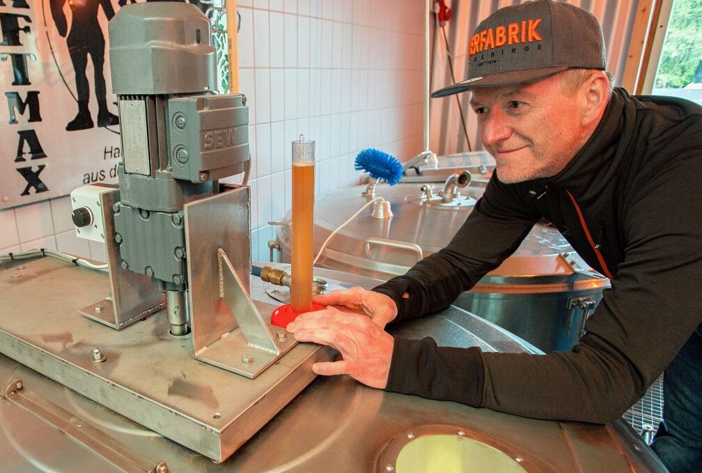 Bierfabrik Erzgebirge startet in die musikalische Biergartensaison - Uwe Gottwald prüft den Stammwürzegehalt im frisch eingebrauten Weißbier. Das wird bis zum Bierfabrik-Open-Air am 25. Mai rechtzeitig fertig. Foto: Jan Görner