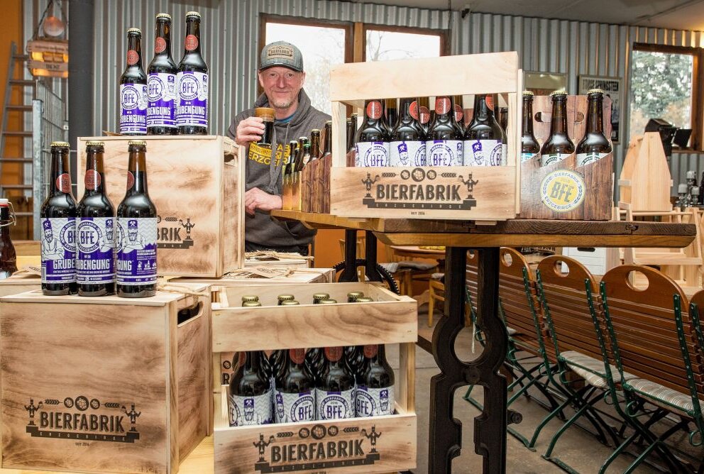 Uwe "Max" Gottwald hat die Nummer Sechs der Bierfabrik-Biere aufgelegt. Dabei handelt es sich um eine Sonderedition: das "Grubengung" genannte Irish Stout. Foto: Jan Görner
