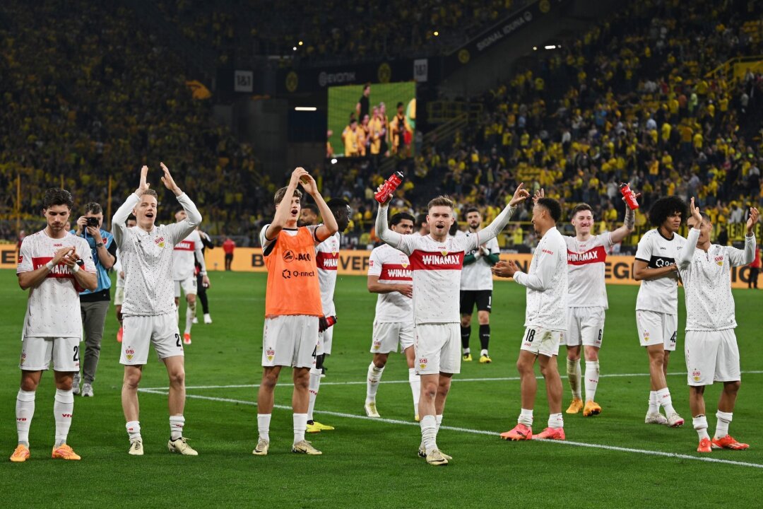 "Big Win": Stuttgart auf Weg in die Champions League - Die Spieler des VfB Stuttgart feiern den Sieg bei Borussia Dortmund.
