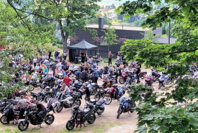 Biker-Gottesdienst am Fuchsstein in Schönheide war voller Erfolg - Der Biker-Gottesdienst am Fuchsstein in Schönheide ist gut besucht gewesen. Foto: Ramona Schwabe