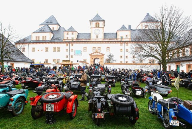 Biker kehren auf Schloss Augustusburg zurück - Fahrt ins Grüne 2018. Foto: Thorsten Horn