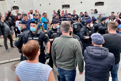 Bilanz nach Demo in Zwönitz: Acht verletzte Polizisten - Bei der gestrigen Demonstration wurden acht Polizisten verletzt. 
