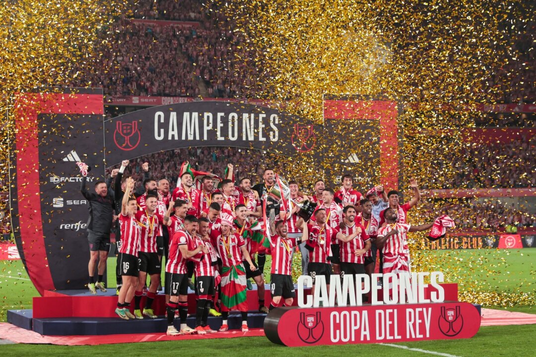 Bilbao gewinnt Pokalfinale in Spanien - Das Team von Athletic Bilbao feiert den Sieg in spanischen Pokalfinale.