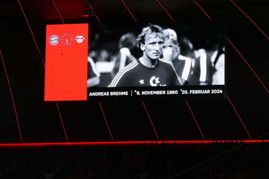 "Bild": Ex-Weltmeister Brehme in München beigesetzt - Ein Foto von Andreas Brehme war während einer Gedenkminute in der Allianz Arena in München auf einer Anzeigentafel zu sehen.
