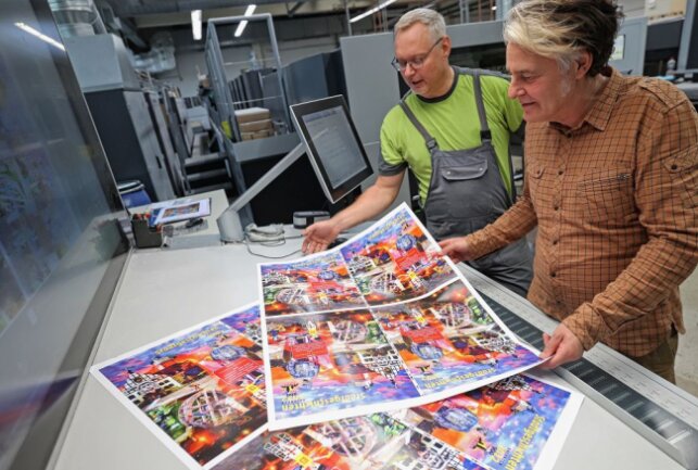 Mitarbeiter Thomas Sämisch (li.) zeigt Maler Thomas Beurich in der Plauener Kalenderfabrik das druckfrische Ergebnis. Foto: Thomas Voigt