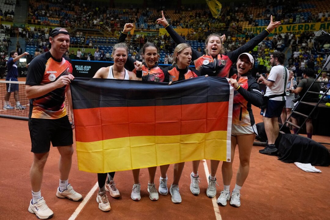 Billie Jean King Cup: Deutsches Team erreicht Finalrunde - Das deutsche Tennis-Team feiert nach dem Sieg über Brasilien beim Billie Jean King Cup.