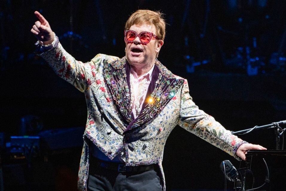 Nachdem Elton John zuletzt im Rohlstuhl sitzend gesichtet worden war, äußerte sich der Musiker nun zu seinem Gesundheitszustand.