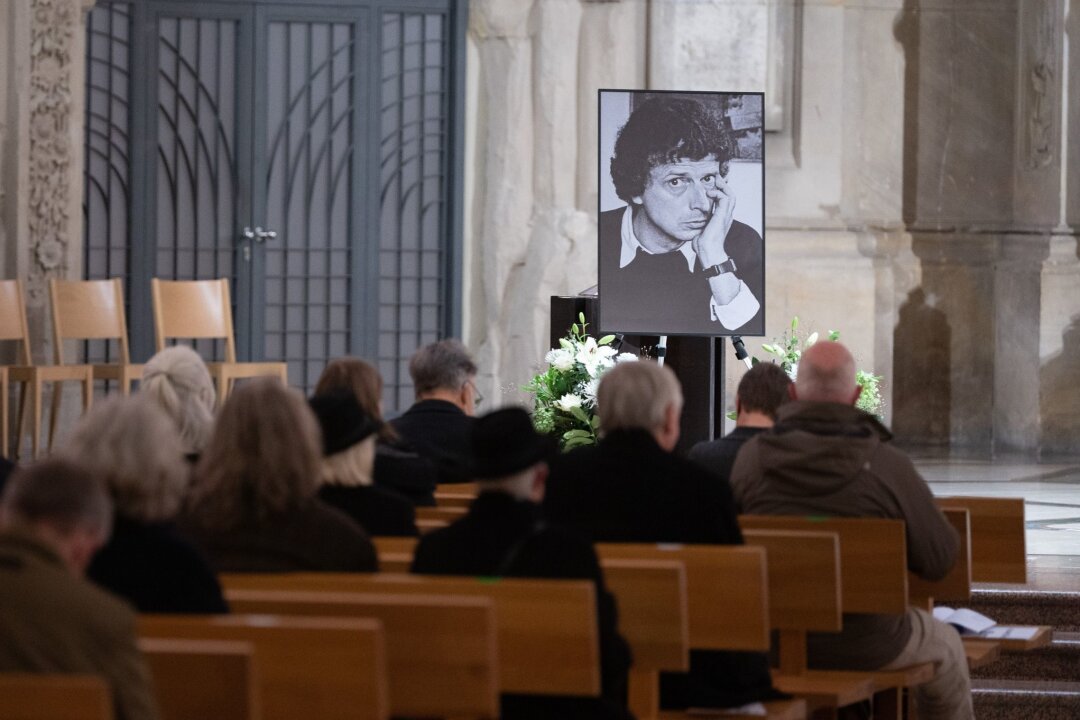Biografie zu Komponist Udo Zimmermann vorgelegt - Teilnehmer eines Gedenkgottesdientes für den verstorbenen Komponisten Udo Zimmermann sitzen in der Kreuzkirche.