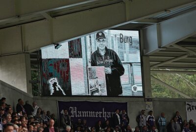 Bitter: Veilchen verlieren Sachsenderby - Ein Bild von Burkhard Schulz auf der Videowand im Erzgebirgsstadion. Foto: Katja Lippmann-Wagner
