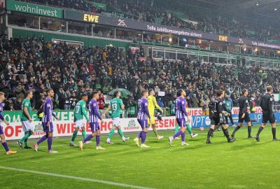 Bittere Pleite: Aue geht in Bremen baden - Beide Mannschaften beim Einlaufen ins Stadion. Foto: Alexander Gerber