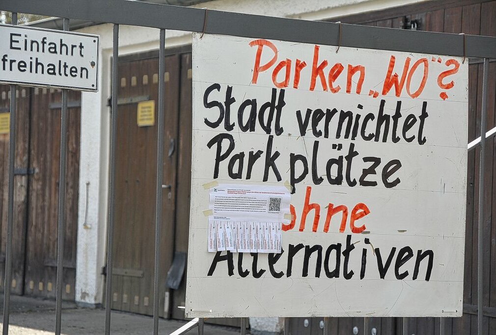 Nicht wenige Anwohner befürchten für Anger-Crottendorf bei Stadtteilplanungen an ihren Köpfen vorbei ein hausgemachtes Parkplatzdesaster. Foto: Anke Brod