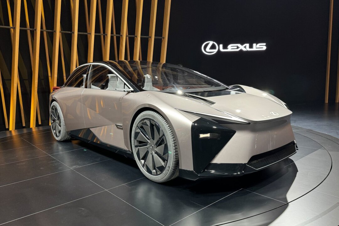 Blick in die Zukunft: 5 Highlights der Japan Mobility Show - Mit der viertürigen Fließheck-Limousine LF-ZC zeigt die Toyota-Tochter Lexus Luxus, der auch nachhaltig sein kann.