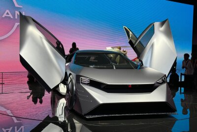 Blick in die Zukunft: 5 Highlights der Japan Mobility Show - Batman wäre neidisch: Die Nissan-Studie Hyper Force kommt als mattgraues Coupé mit Flügeltüren und XXL-Spoiler.