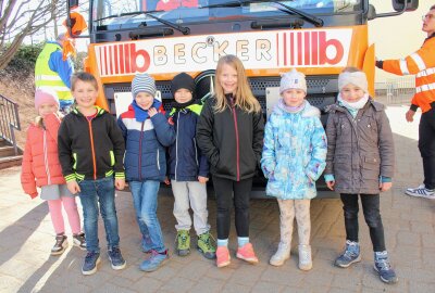 Blicki-Workshop für Kinder: Sicher im Straßenverkehr unterwegs sein - Sichtbare Freude beim Lernen am LKW. Foto: Renate Fischer