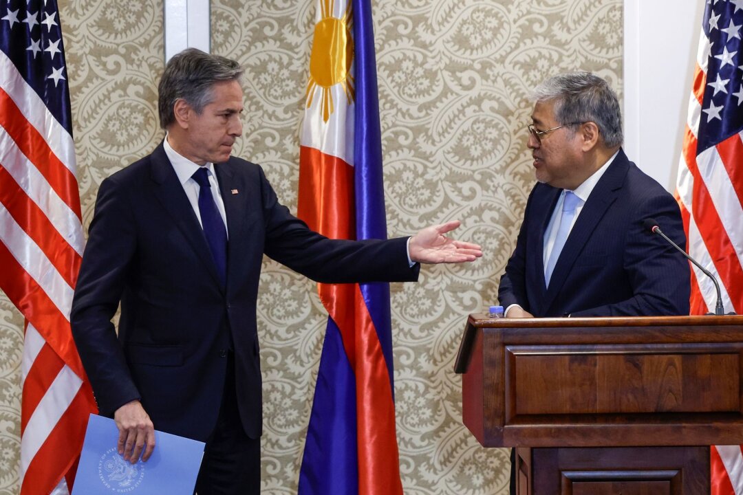 Blinken sichert Philippinen Unterstützung zu - US-Außenminister Antony Blinken und der philippinische Außenminister Enrique Manalo: Die USA sichern den Philippinen angesichts zunehmender Spannungen mit China anhaltende Unterstützung zu.