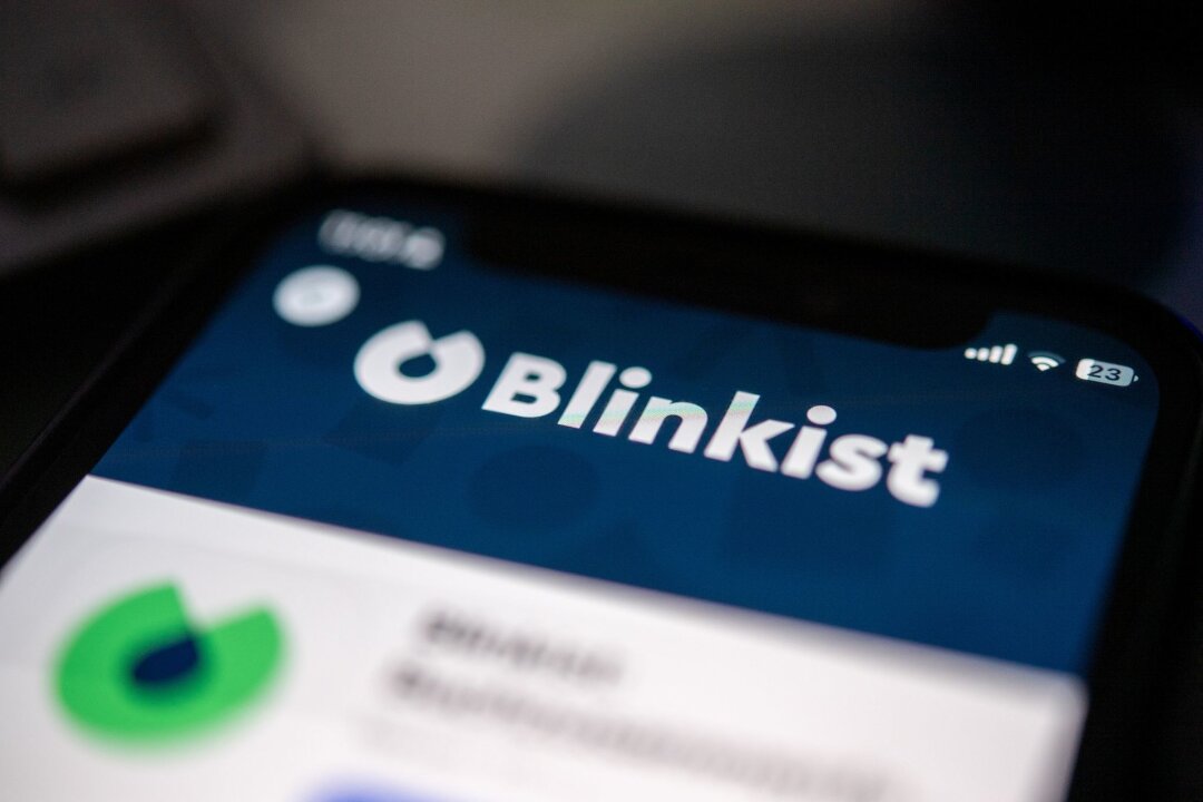 Blinkist: Buchzusammenfassungen für Leser auf dem Sprung - Zentrale Botschaften eines Buches binnen Minuten kurz zusammenfassen: Das verspricht die App Blinkist.