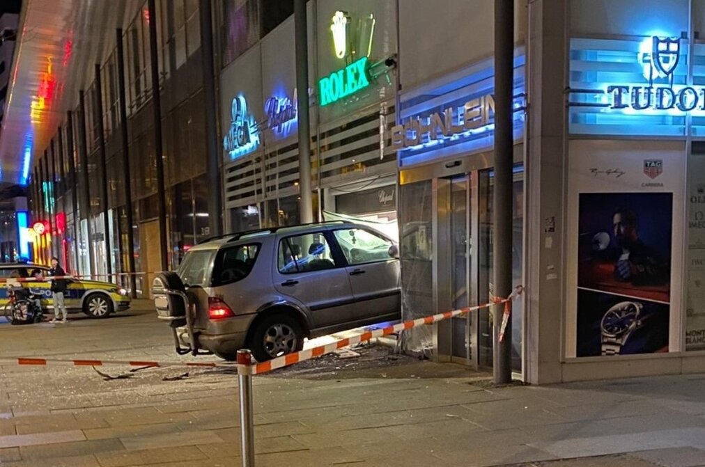 Am Sonntagabend krachte ein Auto in der Chemnitzer Innenstadt in ein Geschäft.