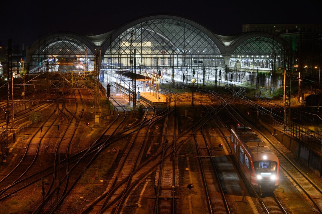 Blitz schlägt in Stellwerk ein: Regionalverkehr gestört - Ein Zug Deutschen Bahn steht am Hauptbahnhof Dresden auf einem Gleis.
